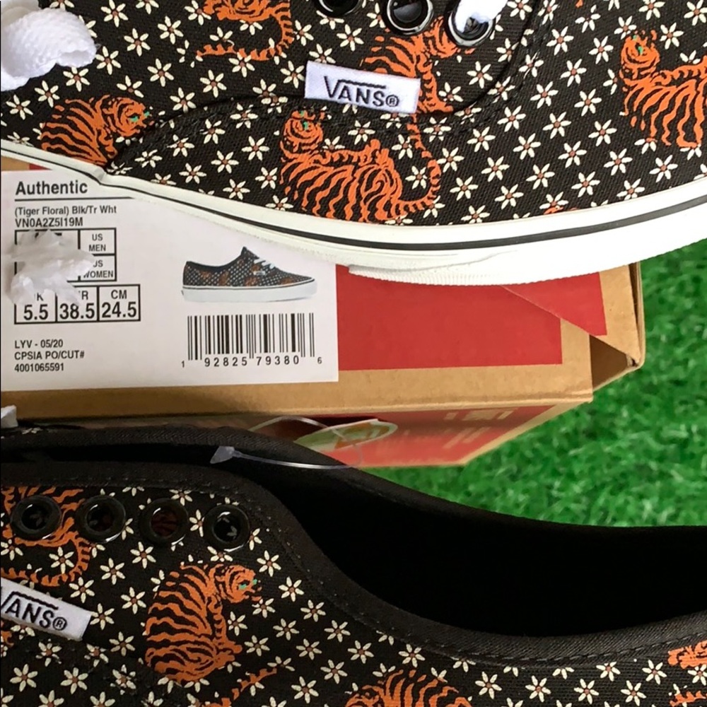VANS AUTHENTIC TIGER FLORAL BLACK/TRUE WHITE WMNS - Picture 16 of 16